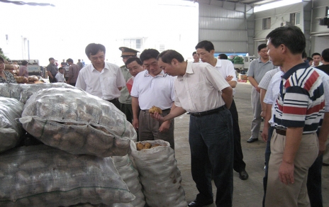 2006年9月嘉興市委書記、市人大主任黃坤明一行蒞臨蔬菜市場視察菜籃子供應工作